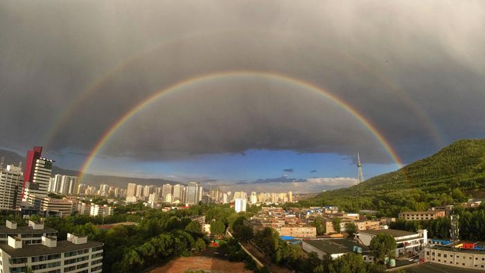 古城西寧雨后雙彩虹美景如夢(mèng)如幻