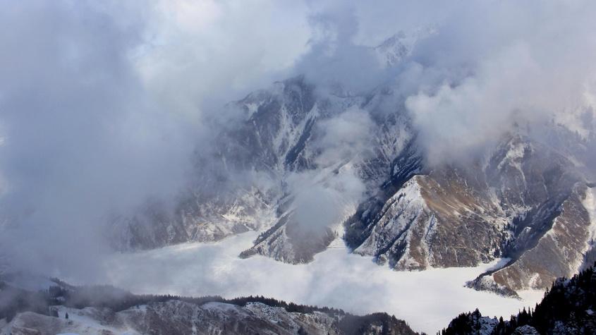 雪后新疆天山天池云霧繚繞引游人