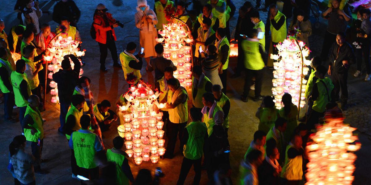 福建閩西：芷溪游花燈——“紙做燈、油點(diǎn)燈、紙包火”